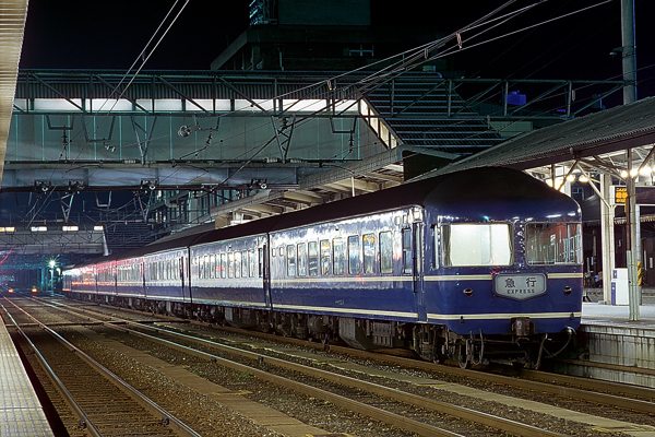 【JR西日本】新型長距離列車「銀河」を公開 YouTube動画>3本 ->画像>4枚 